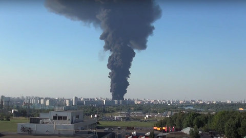 Пожар на Москве-реке: дым накроет центр российской столицы