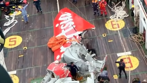 Водолазы приступили к подъему "черного ящика" самолета AirAsia