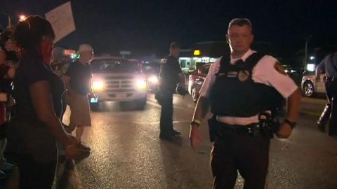 Фергюсон вновь в огне: более 60 человек арестованы, в городе введен режим ЧП