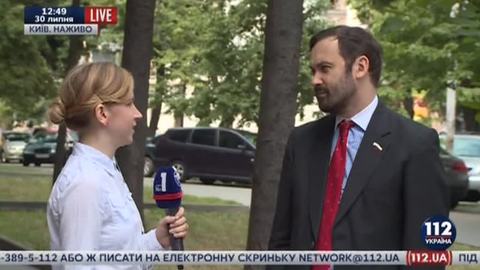 Объявленный в розыск Илья Пономарев гуляет по Киеву и раздает интервью