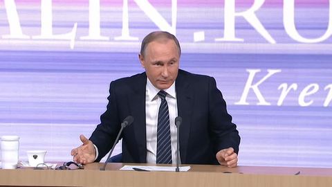 Журналисты вручили Путину фото его двойника