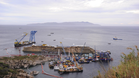 Costa Concordia отбуксируют на утилизацию в июне