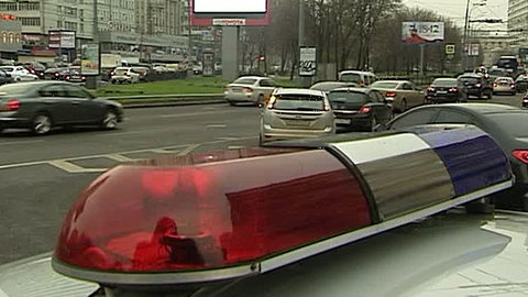 В Москве пьяный водитель на угнанном автомобиле врезался в остановку