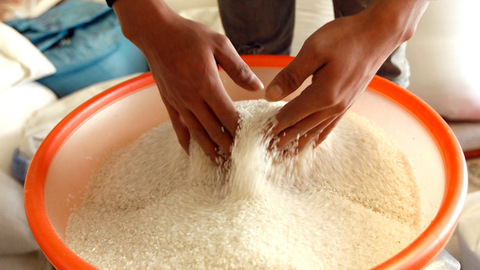 Rice Bucket Challenge: вместо обливания водой индийцы делятся рисом