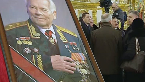 Калашникова проводили залпами из "АК-47"