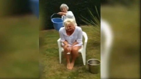 Участница Ice Bucket Challenge чуть не сломала себе шею. Видео