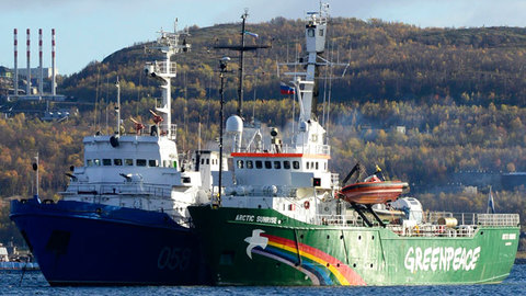 Arctic Sunrise вернули гринписовцам