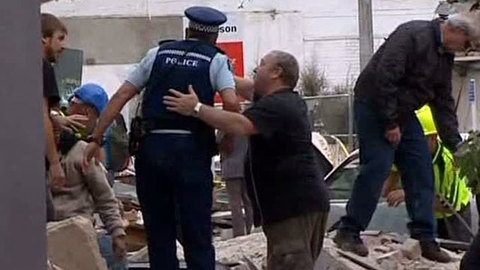 Под завалами в Новой Зеландии могут оставаться до 200 человек