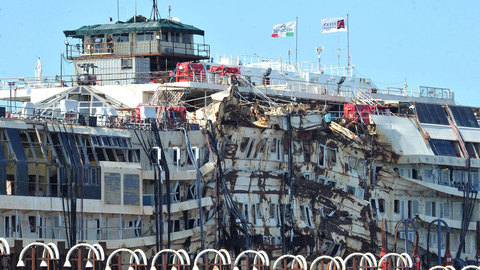 В Геную Costa Concordia тащили 8 буксиров