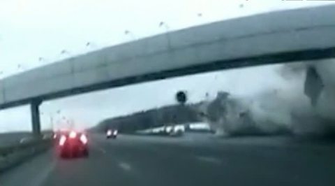 Покалеченному колесом самолета ещё надо доказать, что он - пострадавший