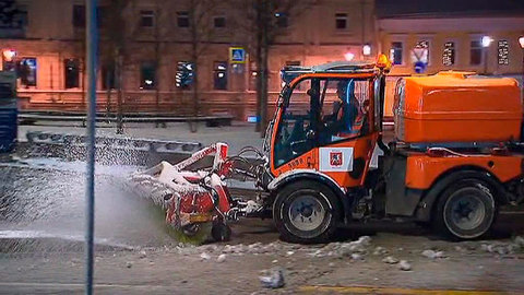 В Москве началась противогололедная обработка