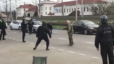 Палка против дубинок: противостояние дебошира с полицейскими попало на видео