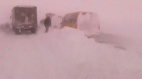 В снежном плену под Камышином остаются около 50 водителей