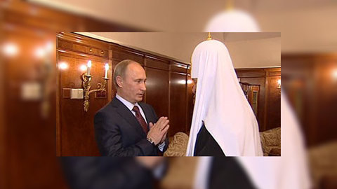 Путин подарил патриарху Кириллу букет белых роз