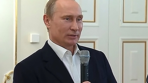 Хоккеисты подарили Путину медаль и свитер