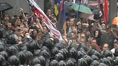 В центре Киева забросали яйцами портрет Януковича