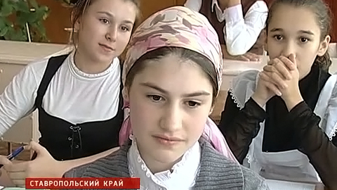 Директор школы, запретившая ученицам носить хиджабы, боится расправы