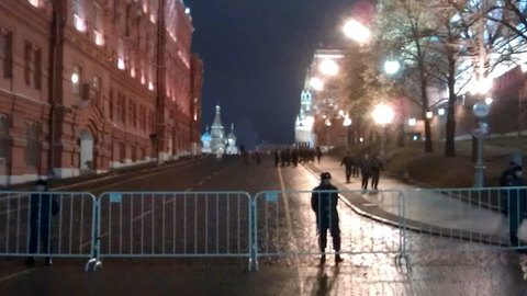 Выход из метро "Охотный ряд" закрыт, на Манежной - омоновцы