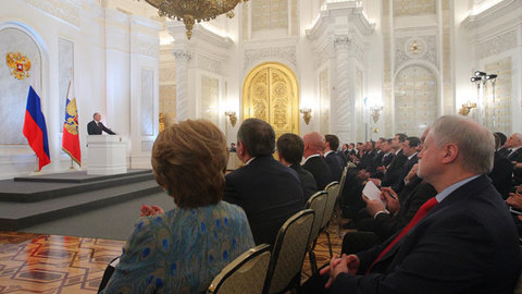 Послание президента: Путин предложил мигрантам взять в руки загранпаспорта