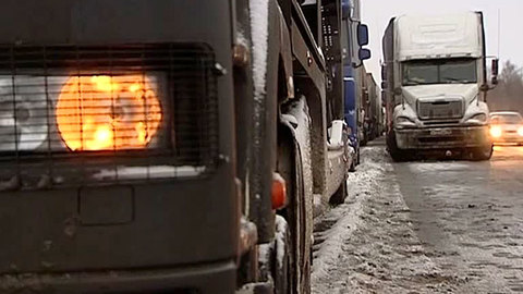 Застрявшим в снегу автомобилистам привозили топливо и продукты