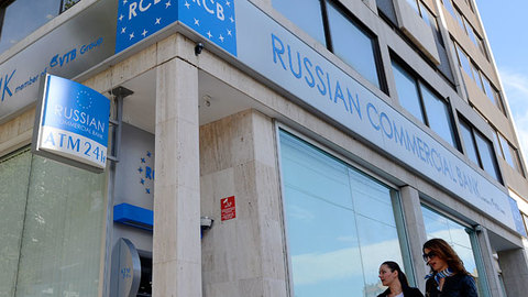 На Кипре разрешили денежные переводы внутри страны