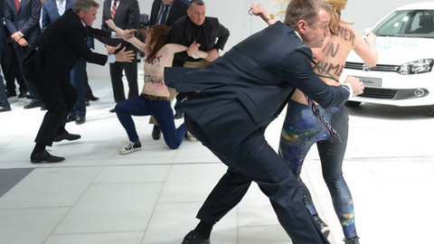 FEMEN разделись перед Путиным и Меркель