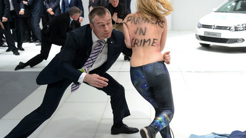Путину понравилась акция FEMEN в Ганновере