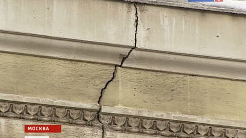 Провал грунта в Москве: по фасаду жилого дома на Лесной пошли трещины