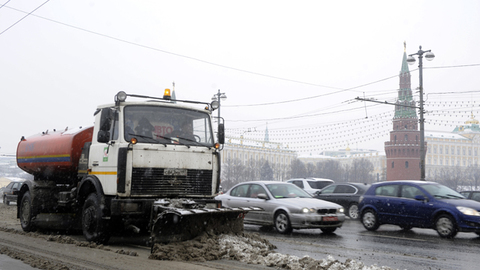 Москву опять заметает снегом