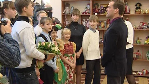 Медведев поздравил с Рождеством воспитанников детдома в Иваново