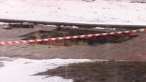 Полуторагодовалый ребенок провалился в коллектор