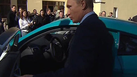 Премьер заехал к президенту на "Ё-мобиле"