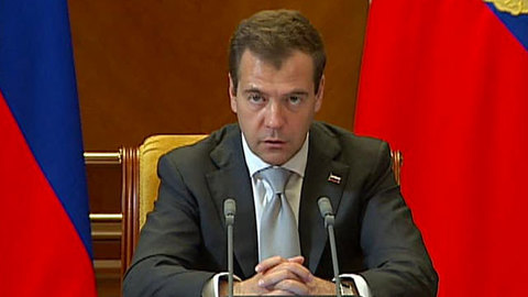 Медведев официально отменил переход на зимнее время