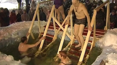 2300 человек приняли участие в Крещенских купаниях в Москве