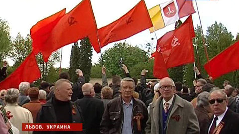 На Холме Славы во Львове задержан человек с красным флагом