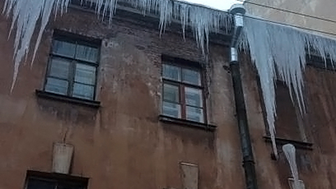 В Петербурге к каждому дому с сосульками приставили по чиновнику. Фото