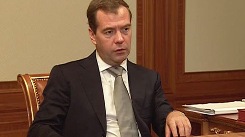 Медведев: ЕГЭ - не единственный критерий оценки работы учителя