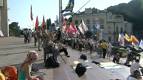 Украинские депутаты пробирались в Раду сквозь митингующих