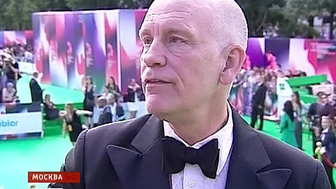 Режиссер "Трансформеров" вручил Джону Малковичу спецприз ММКФ
