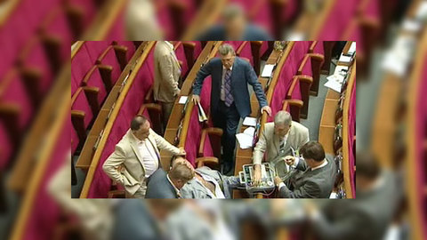 Верховная Рада завершила сессию, отказавшись снимать спикера