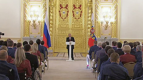 Путин: справедливо, что у паралимпийцев и олимпийцев госнаграды и премии одинаковые