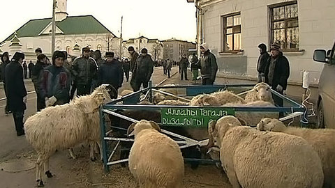 В Казани отметили Курбан-байрам гонками с исламистскими флагами