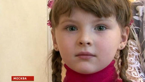 Патриарх Кирилл привел на елку девочку из трудной семьи