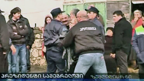Машину Саакашвили закидали яйцами