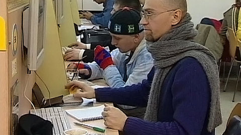 Все больше россиян расплачивается электронными деньгами