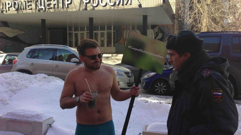 Пикетчик в трусах потребовал у Гидрометцентра наступления лета. Фото