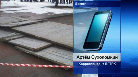 Женщина с ребенком провалились в промоину в асфальте. Малыш погиб