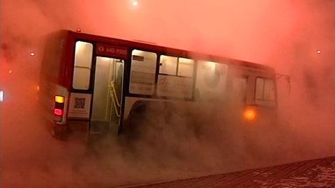 В Санкт-Петербурге автобус провалился в яму с кипятком