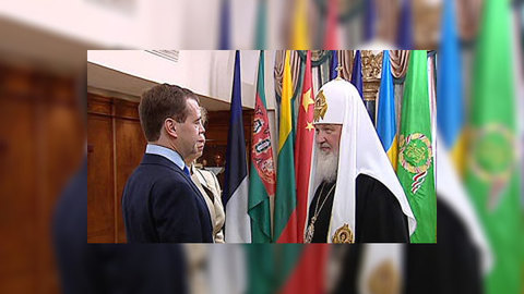 Медведев поздравил патриарха с днем тезоименитства