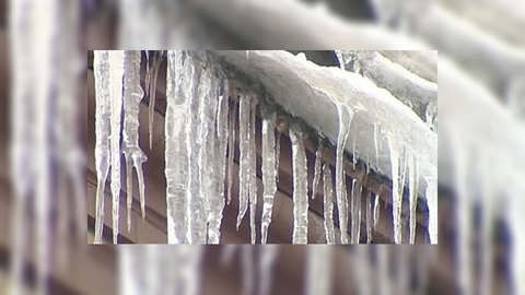 В центре Москвы огромная сосулька упала на женщину